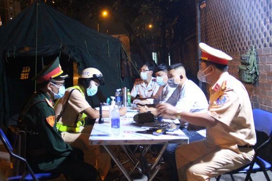 Hơn 121.000 người được kiểm tra tại các chốt, trạm phòng chống dịch Covid-19 ra vào TPHCM ảnh 4