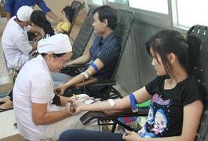 Hơn 1.300 người hiến máu nhân đạo