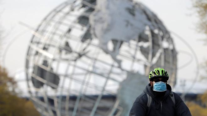 Một người đeo khẩu trang tại công viên ở New York, Mỹ /// Reuters
