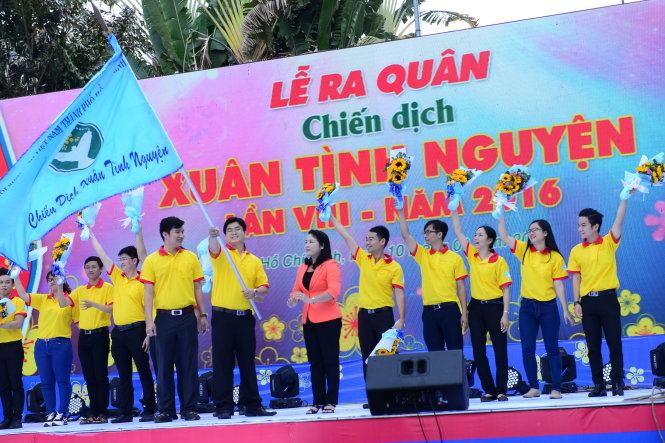 Ban chỉ huy chiến dịch nhận cờ lệnh xuất quân chiến dịch - Ảnh: Quang Định