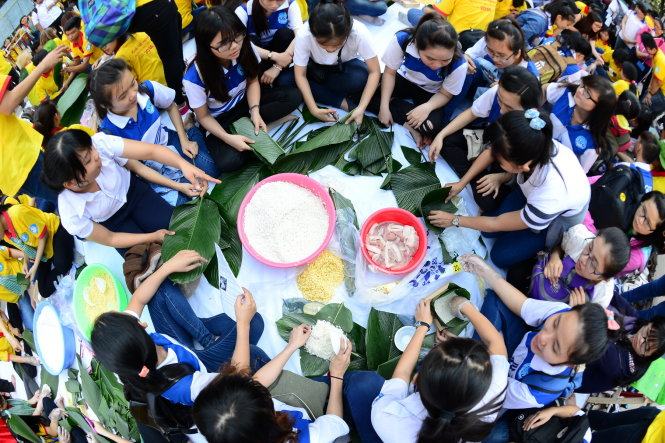 Các chiến sĩ Xuân tình nguyện cùng nhau gói bánh chưng sau lễ ra quân - Ảnh: Quang Định