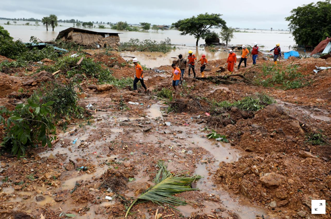 Đội cứu hộ tìm kiếm thi thể nạn nhân sau vụ lở đất ở Myanmar /// Reuters