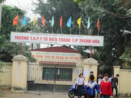 Hơn 800 học sinh nghỉ học để trường… đi lễ chùa!