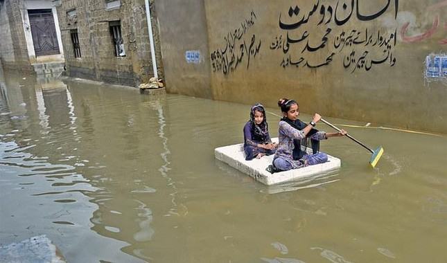 Hơn 900 người chết vì mưa lũ, Pakistan kêu gọi quốc tế trợ giúp ảnh 3