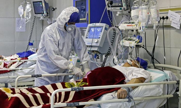 Bác sĩ điều trị cho bệnh nhân nhiễm nCoV tại thủ đô Tehran, Iran hôm 1/3. Ảnh: AFP.