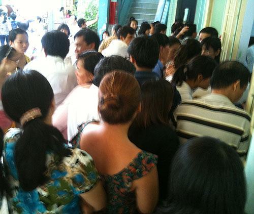 Hỗn loạn vì mua đồng phục