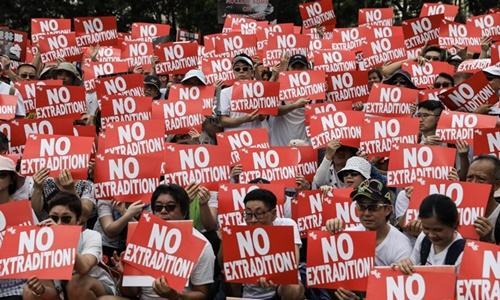 Người dân Hong Kong tham gia biểu tình phản đối dự luật dẫn độ hôm 9/6. Ảnh: AFP.