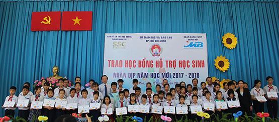 Trao 100 suất học bổng cho học sinh nghèo ngoại thành