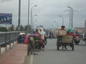 Họp chợ trên cầu Bình Triệu