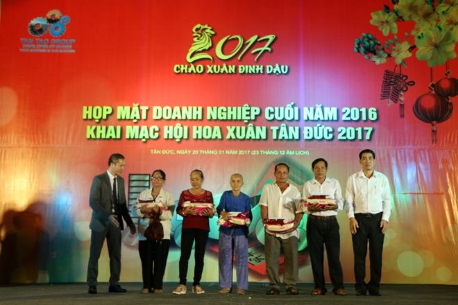 KCN Tân Đức tổ chức họp mặt cuối năm cho hơn 1000 công nhân