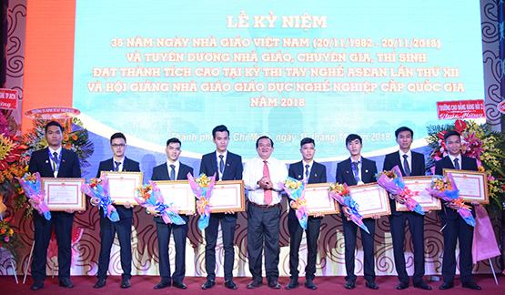 UBND TP.HCM tặng Bằng khen cho chuyên gia và thí sinh thi nghề ASEAN