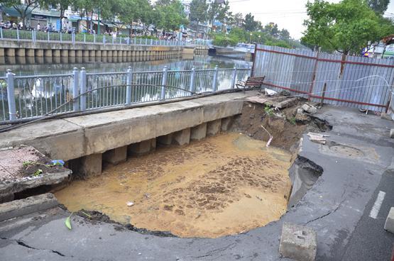 Nguyên nhân gây sụt lún hố tử thần là do hở mối nối cống số 16