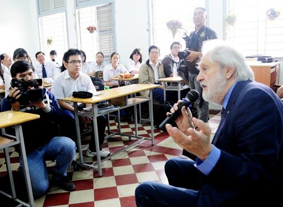 Huân tước David Puttnam giao lưu với giáo viên, học sinh Trường THPT Lê Hồng Phong, TPHCM