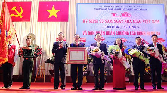 Trao phần thưởng cao quý của Nhà nước cho 2 đơn vị giáo dục