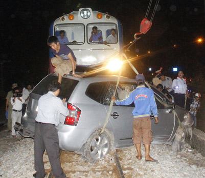 Huế: Tàu hỏa húc ôtô “bay” 150m