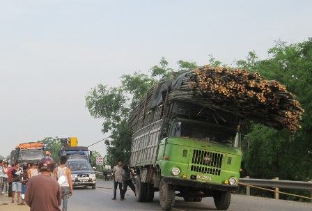 Hưng Yên: Xe tải gãy nhíp, quốc lộ ách tắc hàng chục km