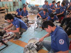 Hướng học sinh bỏ học vào trường nghề