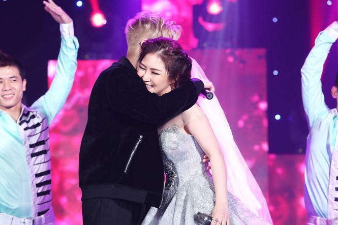 Hương Tràm thừa nhận yêu Bùi Anh Tuấn là ngốc nghếch và bản năng