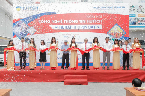 Tưng bừng khai mạc Ngày hội lớn nhất năm dành cho sinh viên CNTT