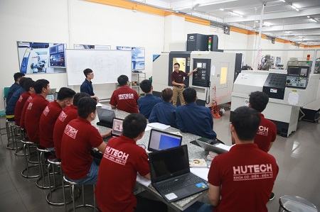 Sinh viên ngành Tự động hóa HUTECH “bắt sóng” 4.0 từ môi trường đào tạo hiện đại