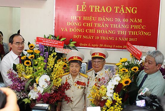 Trao Huy hiệu 60, 70 năm tuổi Đảng cho cán bộ lão thành