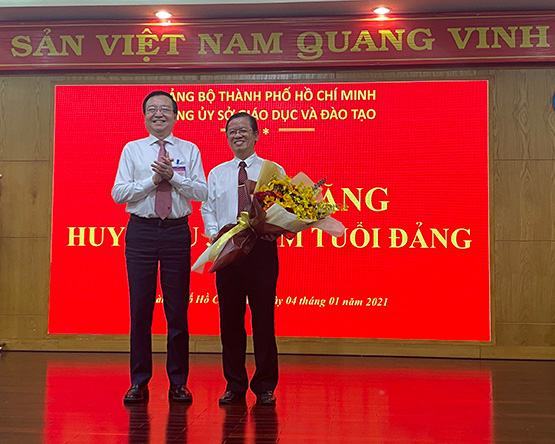 Sở GD-ĐT TP.HCM trao Huy hiệu 30 năm tuổi Đảng cho đảng viên