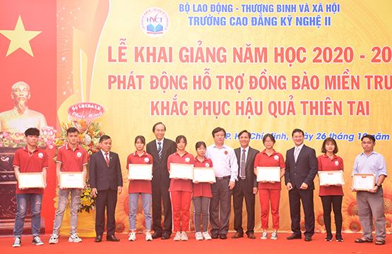 Doanh nghiệp tặng học bổng cho sinh viên trường nghề