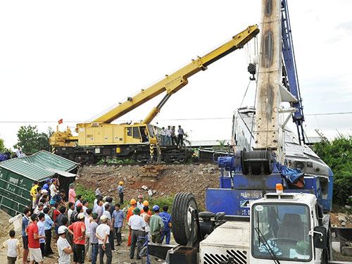 Ì ạch cứu hộ tàu lửa