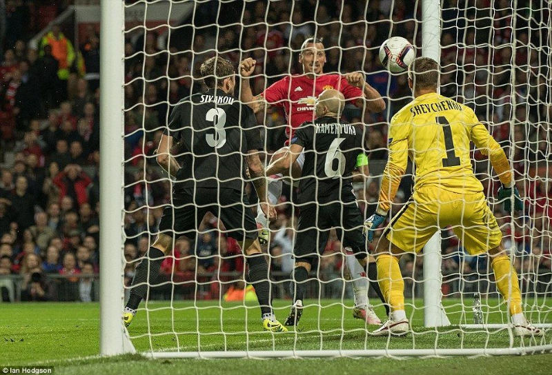 Ibrahimovic giúp MU thắng vật vã đối thủ vô danh ở Europa League