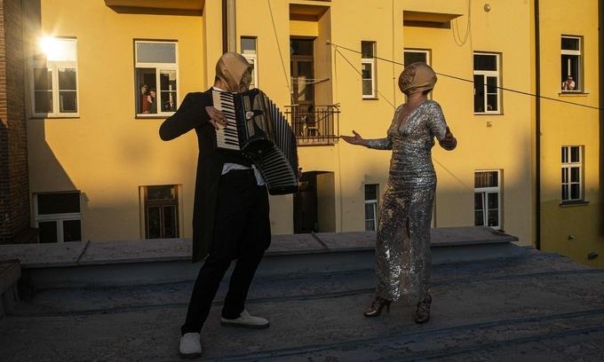 Đông Âu tránh được ác mộng Covid-19 của Tây Âu