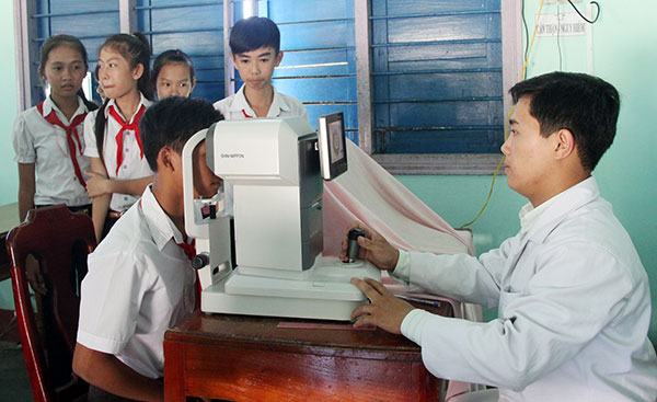 Hơn 2.000 học sinh được khám mắt miễn phí