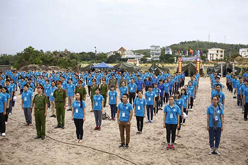 500 sinh viên ưu tú chào cờ trên đảo tiền tiêu Cô Tô