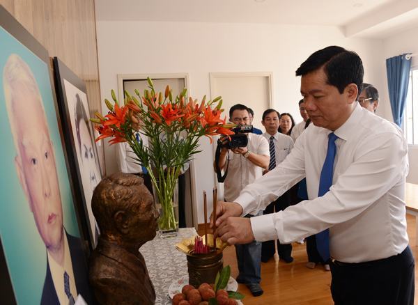 Thắp hương tưởng nhớ đồng chí Trần Bạch Đằng