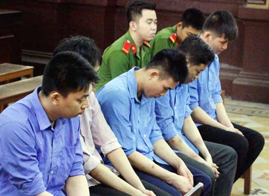 Bắt 2 đối tượng người nước ngoài vận chuyển 1kg ma túy