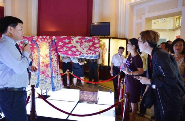 “Trang phục cung đình triều Nguyễn – Vàng son nhung gấm”