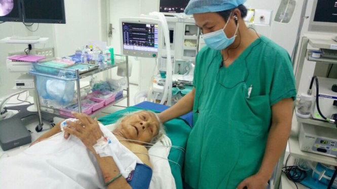 Cứu sống cụ bà 100 tuổi bị sốc nhiễm trùng đường mật