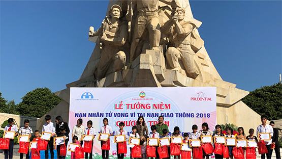 Tặng hợp đồng bảo hiểm nhân thọ và học bổng cho con em nạn nhân gia đình bị tai nạn giao thông