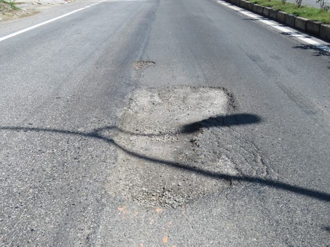 Quốc lộ 1 xuất hiện nhiều “ổ gà”