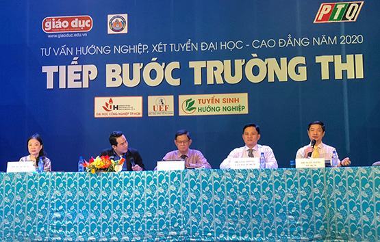 Gần 1.000 học sinh Quảng Ngãi được tư vấn tuyển sinh