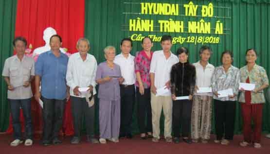 Công ty Hyundai Tây Đô tặng quà cho hộ nghèo và hộ chính sách