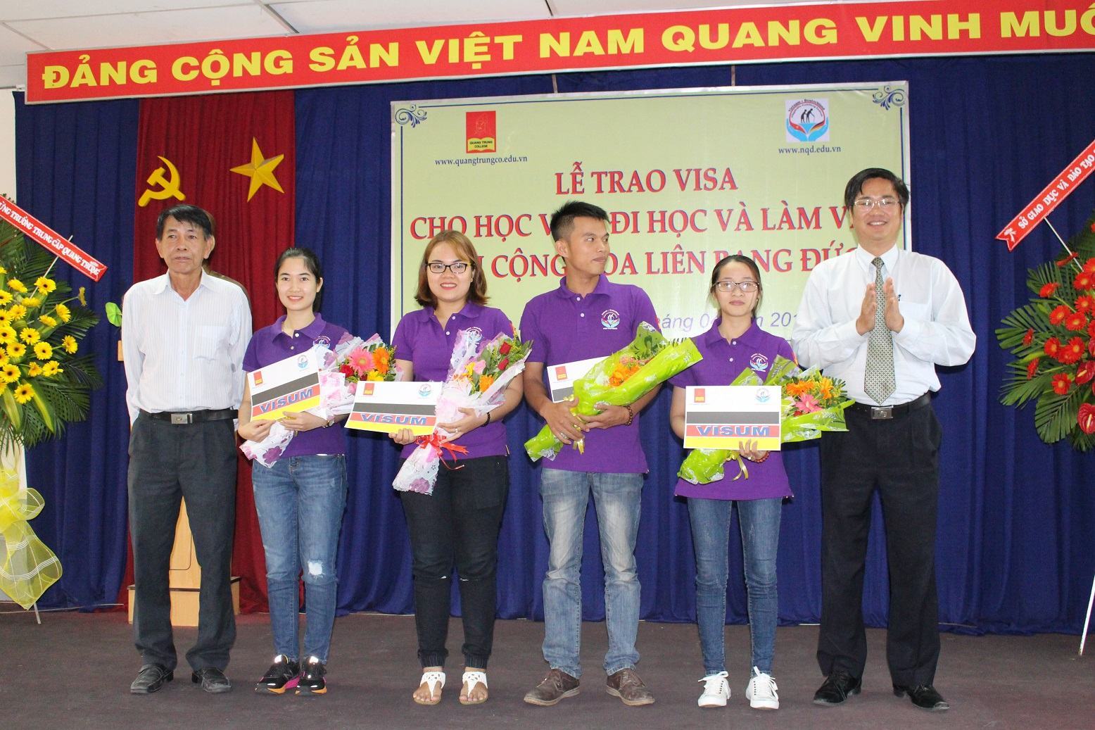 28 học viên trường TC Quang Trung nhận Visa và hợp đồng đi học và làm tại CHLB Đức