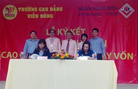 Lễ kí kết vay vốn học tập cho sinh viên trường CĐ Viễn Đông