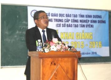 Hơn 200 tân sinh viên chào mừng năm học 2015 – 2016 tại trường Trung cấp Công nghiệp Bình Dương.