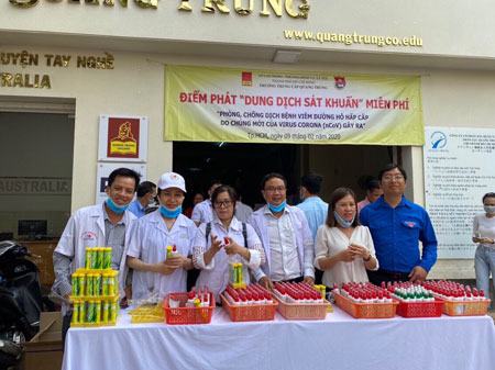 Trường Trung cấp Quang Trung chế dung dịch rửa tay khô sát khuẩn kịp thời để phòng chống nCoV