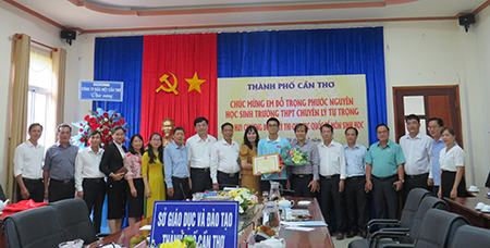 Cần Thơ: Khen thưởng học sinh đoạt giải tại cuộc thi Olympic sinh học quốc tế năm 2022.