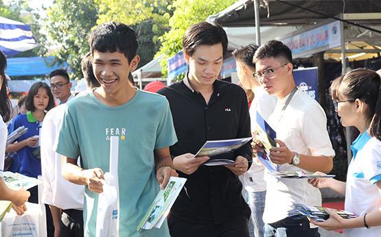 Ngày hội “Cùng bạn quyết định tương lai” 2018: Đưa nhanh thông tin “nóng” tới học sinh