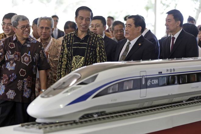 Tổng thống Indonesia Joko Widodo và Tổng giám đốc Sheng Guangzu của Tổng công ty đường sắt Trung Quốc đứng bên mô hình tàu lửa cao tốc năm 2016 /// Bloomberg