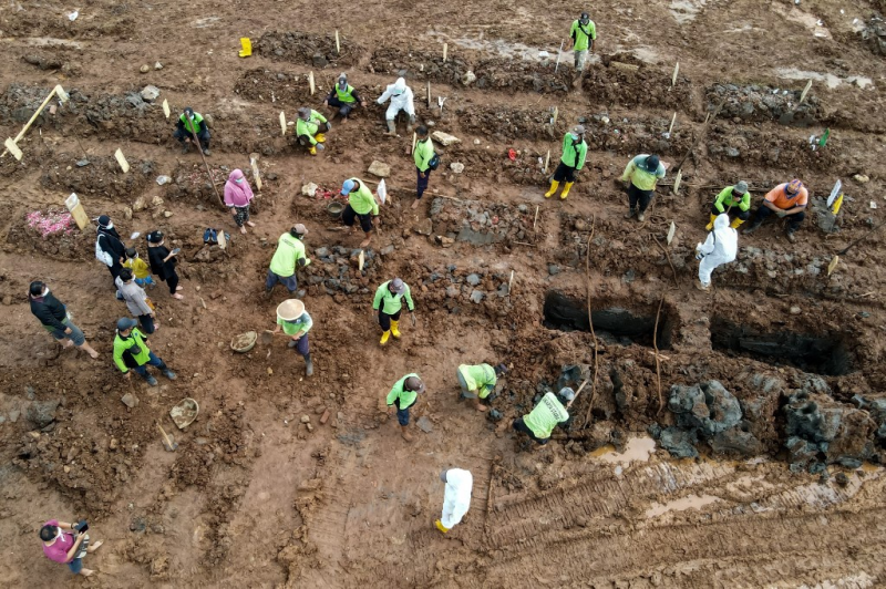 Chôn cất người chết vì Covid-19 ở Indonesia /// AFP