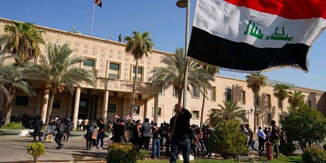 Iraq: Bạo loạn ở dinh tổng thống, hàng chục người thương vong - Ảnh 2. Iraq: Bạo loạn ở dinh tổng thống, hàng chục người thương vong - Ảnh 2.