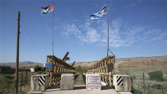 The new 30km fence will be a continuation of a 240km barrier that already runs along the Egyptian border [Reuters]